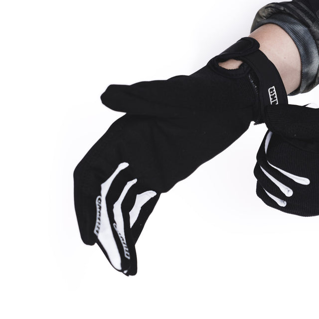 BUNKR Gloves velcro wrist closure with pull tab